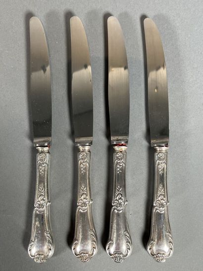 Dix couverts en argent ciselé de motif feuillagé,...