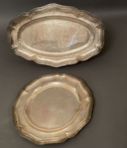 Plat rond et plat ovale en argent à bords...