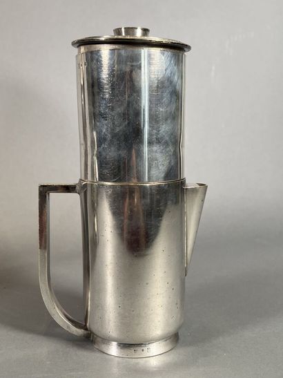 Lot de métal argenté comprenant : une cafetière,...