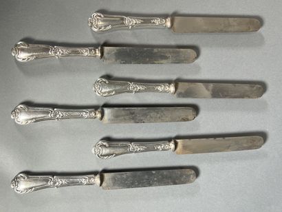 Dix couverts en argent ciselé de motif feuillagé,...