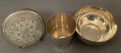 Bol, timbale et boîte ronde en argent ciselé,...