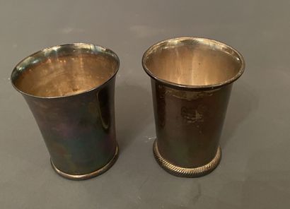 Deux timbales droites à col évasé en argent.
Poids...