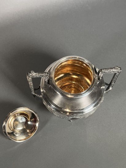 Lot de métal argenté comprenant : une cafetière,...