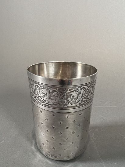 Lot de cinq timbales en argent ciselé à décor...