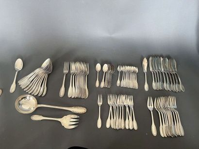 Partie de ménagère en métal argenté, la spatule...