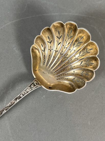 Cuillère à saupoudrer en argent ciselé de...