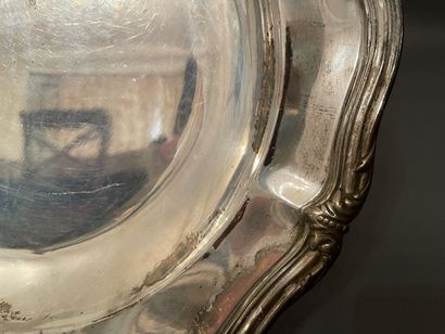 Plat en argent à agrafes feuillagées.
Orfèvre...