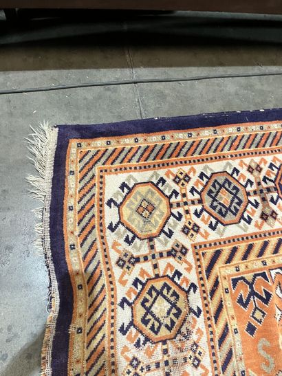 Large wool carpet
404 x 295 cm.
Heavy wear...