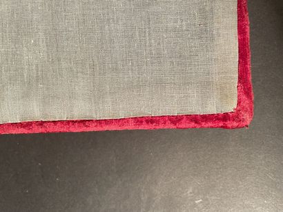Red-coated wooden base
32 x 23 cm
Wear and...