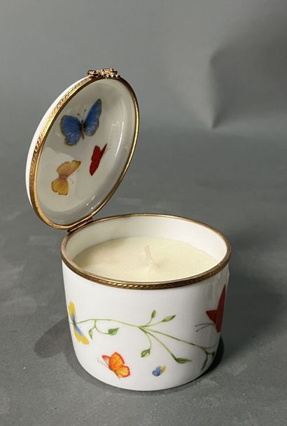 Lot of trinkets including porcelain, crystal...