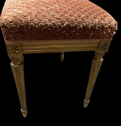 Stool with fluted base surmounted by a flower.
Louis...