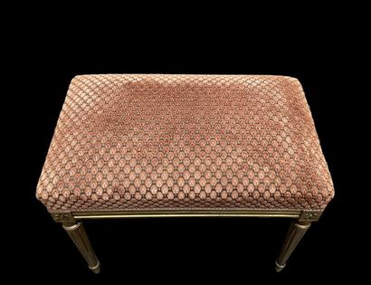Stool with fluted base surmounted by a flower.
Louis...