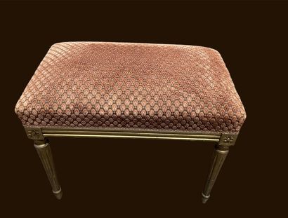 Stool with fluted base surmounted by a flower.
Louis...