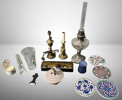 Lot of trinkets including porcelain, crystal...