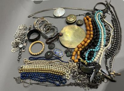 Lot of costume jewelry, including necklaces,...