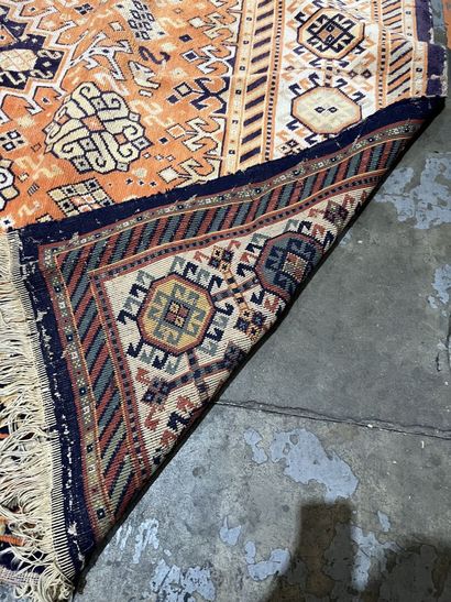 Large wool carpet
404 x 295 cm.
Heavy wear...
