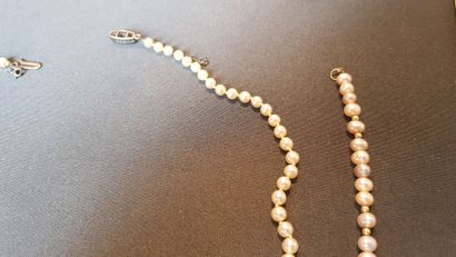 Cultured pearl necklace.

Also included:
Pearl...