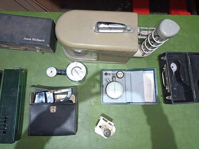 Batch of various measuring instruments including...