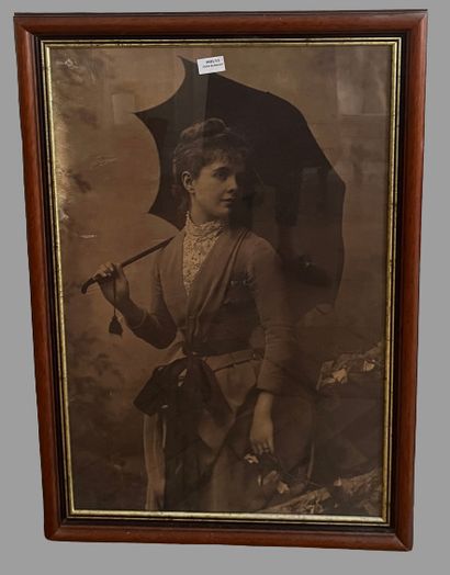 Elegant woman circa 1900
Framed photograph.
74...