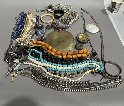 Lot of costume jewelry, including necklaces,...