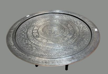Round engraved brass top. 
Black wooden legs.
Maghreb,...