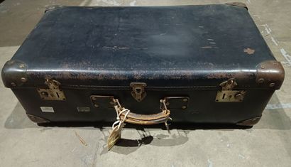 Travel suitcase. Old model.
Wear and tea...