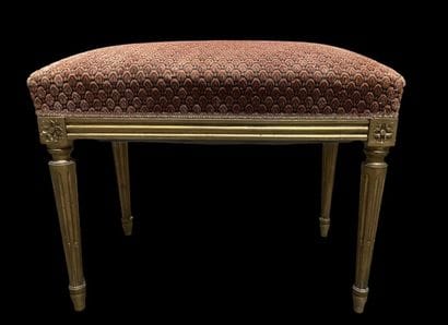 Stool with fluted base surmounted by a flower.
Louis...