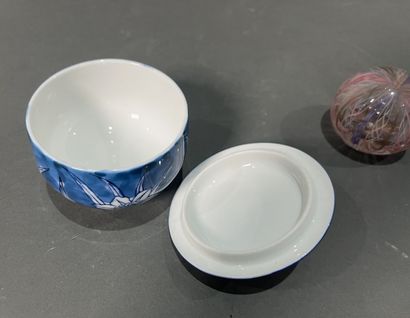 Paperweight and bowl with Chinese signat...