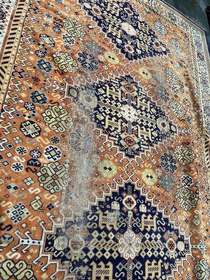 Large wool carpet
404 x 295 cm.
Heavy wear...