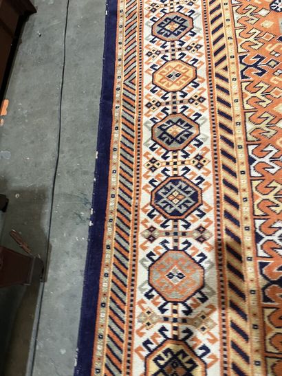 Large wool carpet
404 x 295 cm.
Heavy wear...