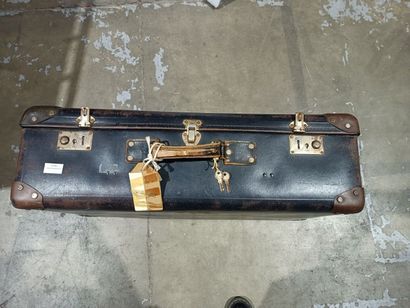 Travel suitcase. Old model.
Wear and tea...