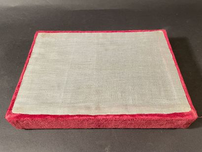 Red-coated wooden base
32 x 23 cm
Wear and...