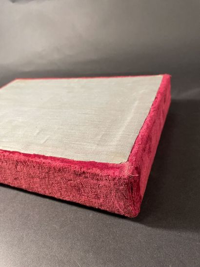 Red-coated wooden base
32 x 23 cm
Wear and...