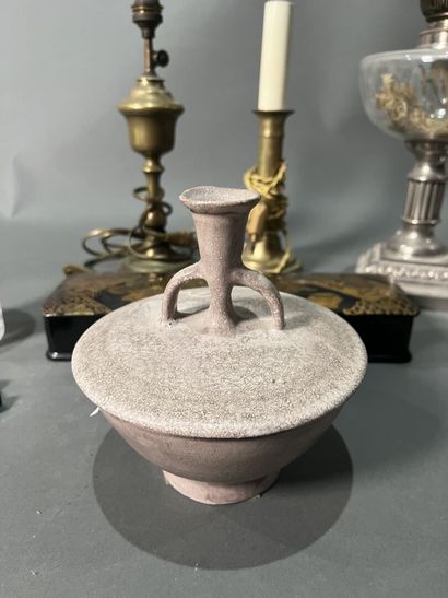 Lot of trinkets including porcelain, crystal...