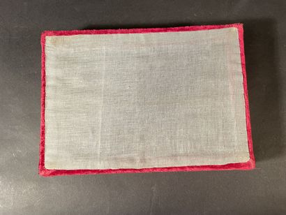 Red-coated wooden base
32 x 23 cm
Wear and...