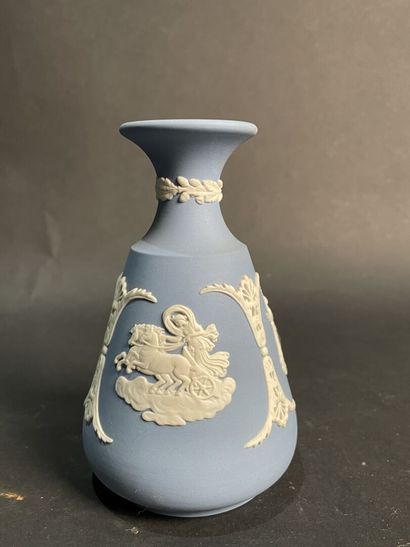 Small batch of Wedgewood porcelain:
- vase,...