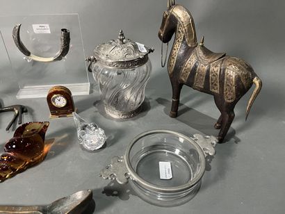 Lot of decorative trinkets including small...