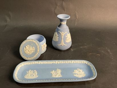 Small batch of Wedgewood porcelain:
- vase,...