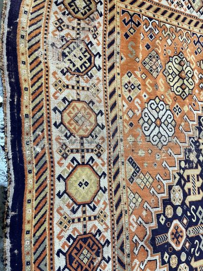 Large wool carpet
404 x 295 cm.
Heavy wear...
