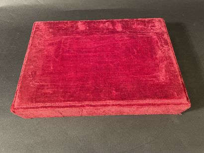 Red-coated wooden base
32 x 23 cm
Wear and...