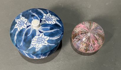 Paperweight and bowl with Chinese signat...