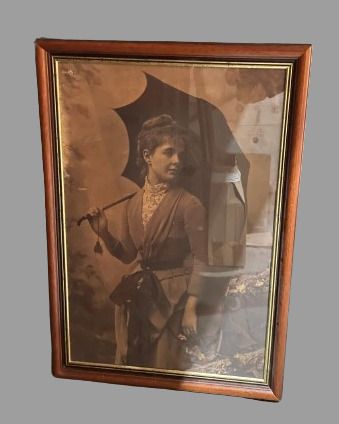 Elegant woman circa 1900
Framed photograph.
74...