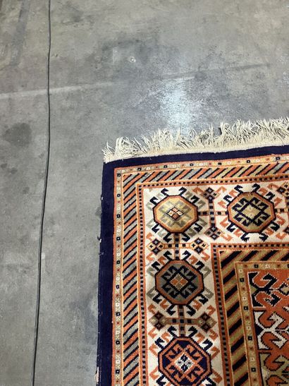 Large wool carpet
404 x 295 cm.
Heavy wear...