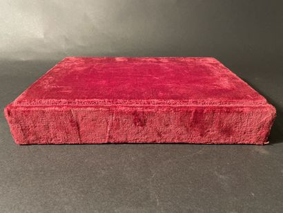 Red-coated wooden base
32 x 23 cm
Wear and...