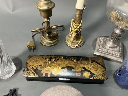 Lot of trinkets including porcelain, crystal...