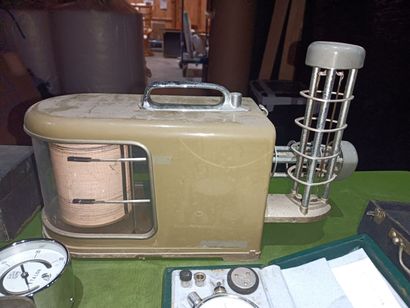 Batch of various measuring instruments including...