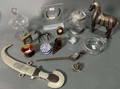 Lot of decorative trinkets including small...