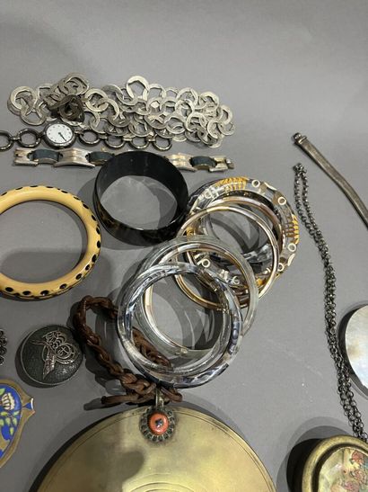 Lot of costume jewelry, including necklaces,...