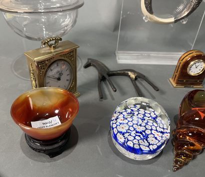 Lot of decorative trinkets including small...