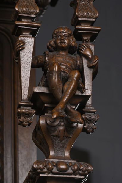 Cabinet en noyer, très richement sculpté...
